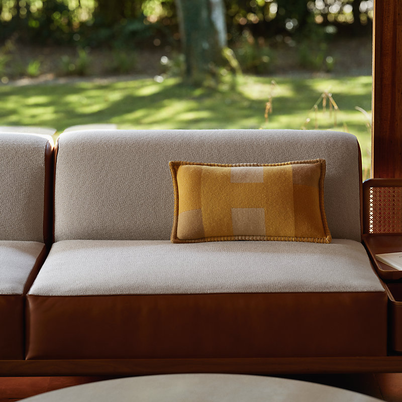 クッション 《Hオリゾン》 PM | Hermès - エルメス-公式サイト